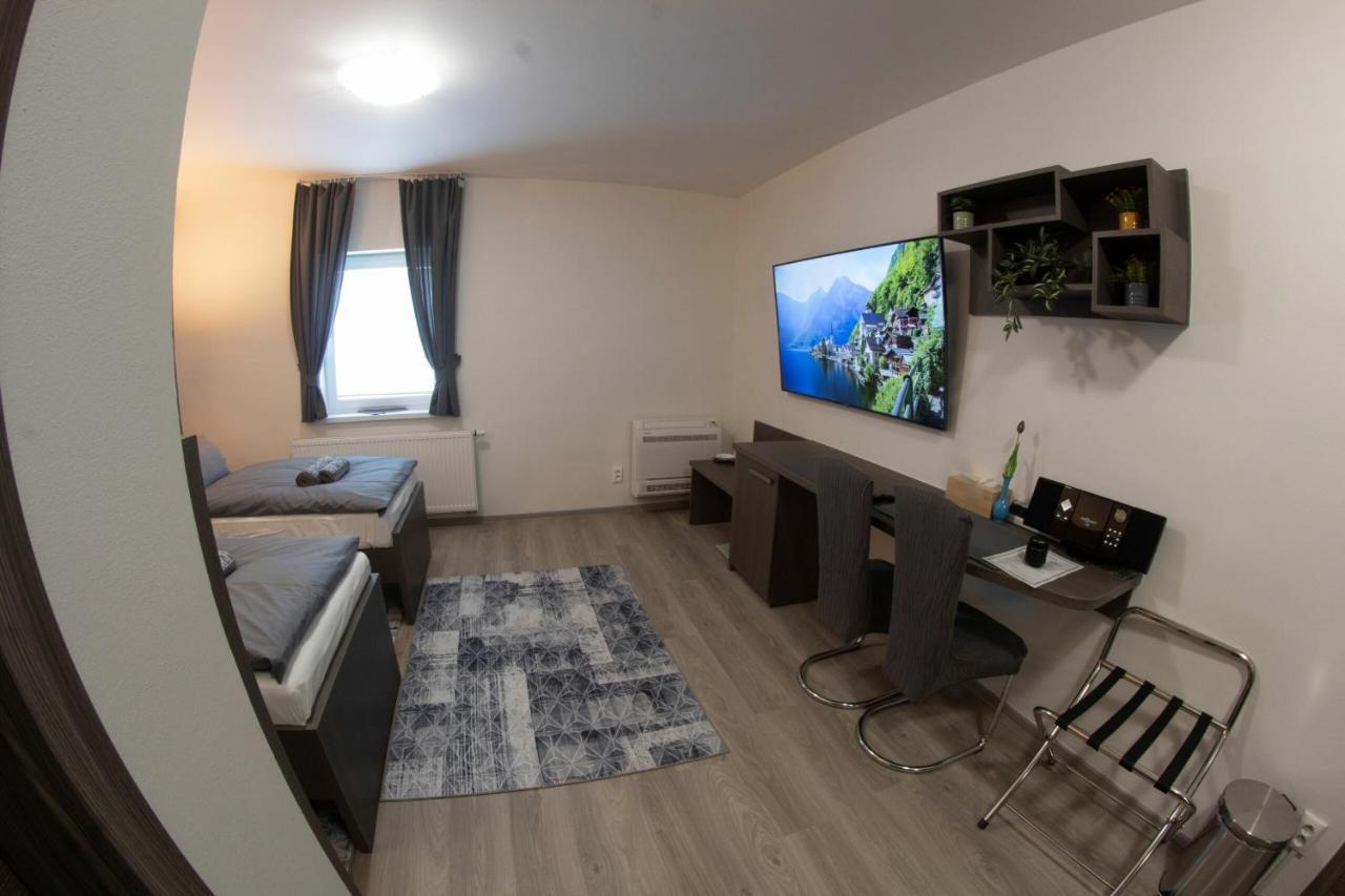 Valla Penzion & Restauracia Malacky Buitenkant foto
