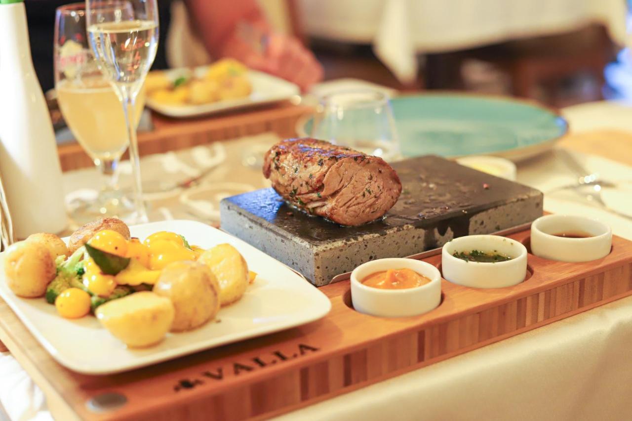 Valla Penzion & Restauracia Malacky Buitenkant foto